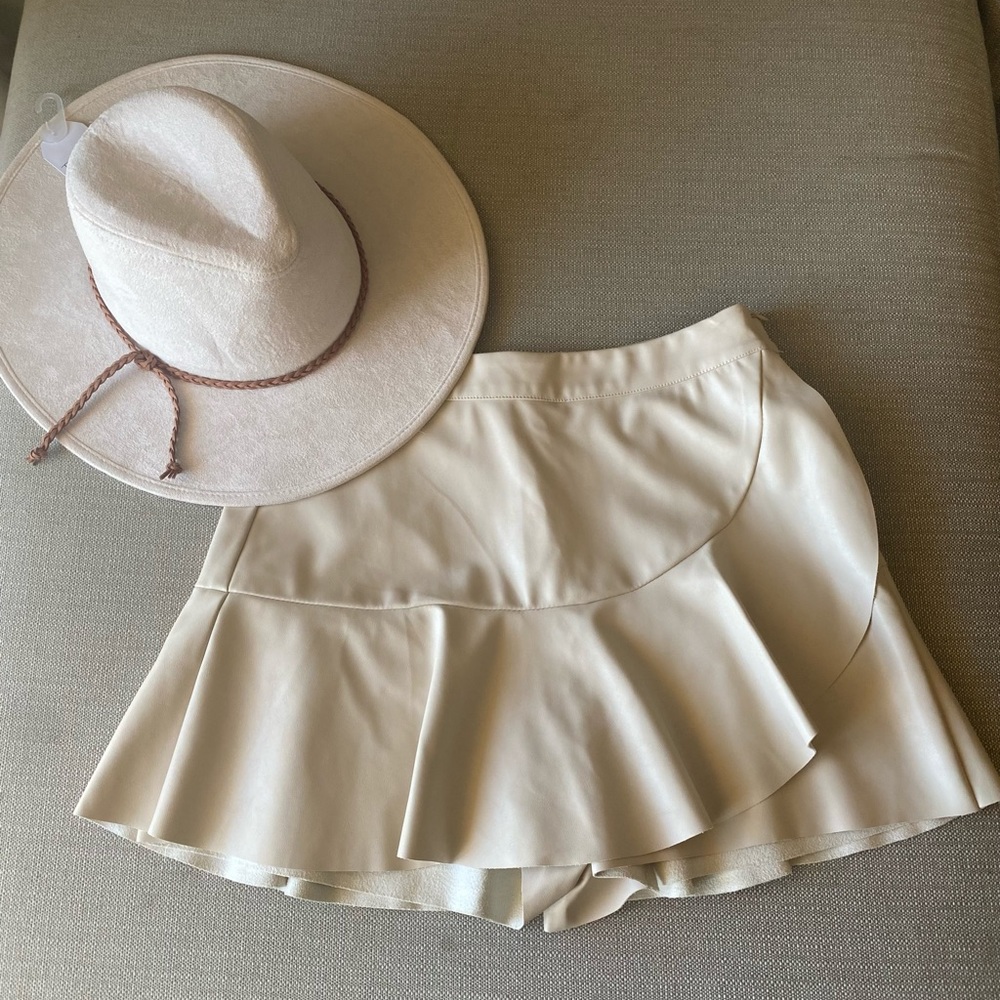 NWT ivory leather  skort size medium